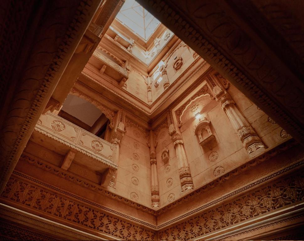 een uitzicht op het plafond van een gebouw bij Hotel Heritage Haveli in Jaisalmer