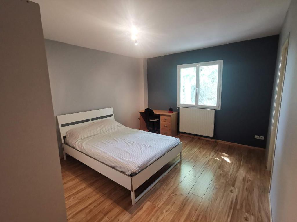 - une petite chambre avec un lit et une fenêtre dans l'établissement Chambre d'hôte dans une maison avec parking privée, à Saint-Étienne