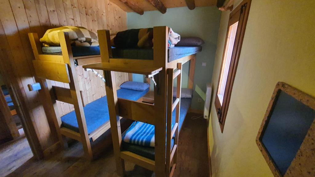 Palanda nebo palandy na pokoji v ubytování Refugi de Siurana