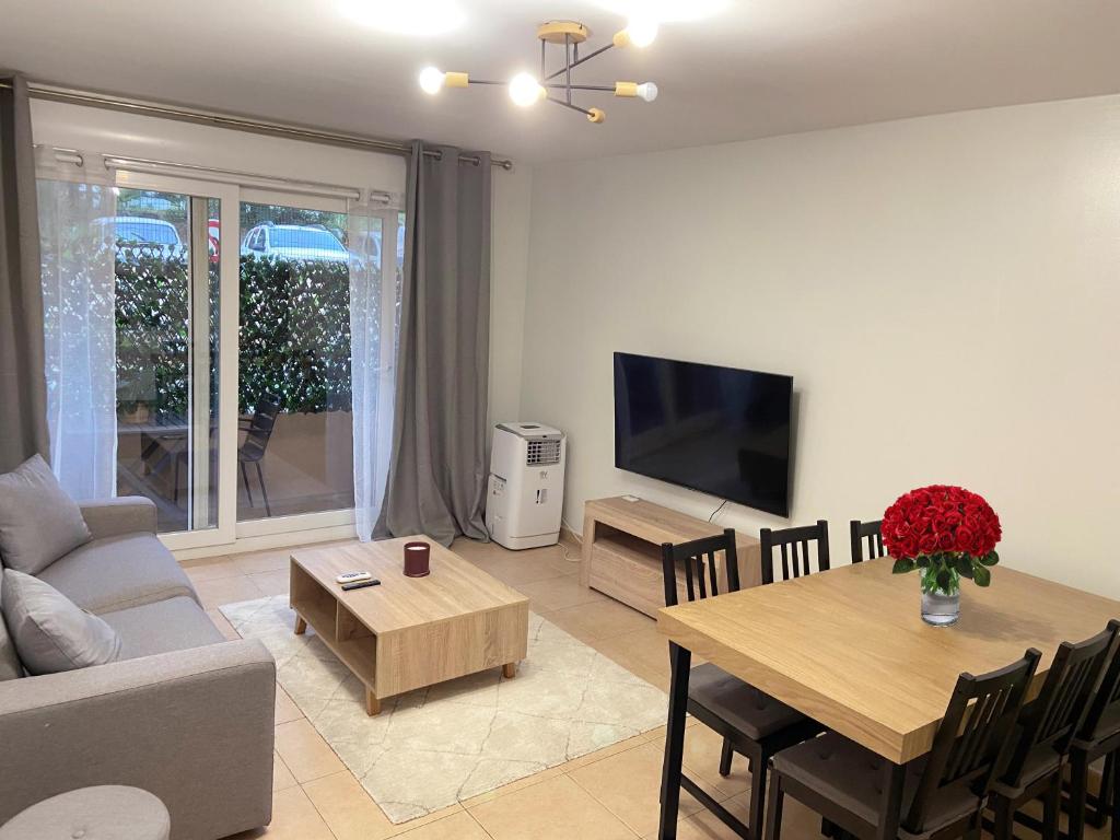 un salon avec un canapé et une table dans l'établissement Soleil d’Or, à Cannes