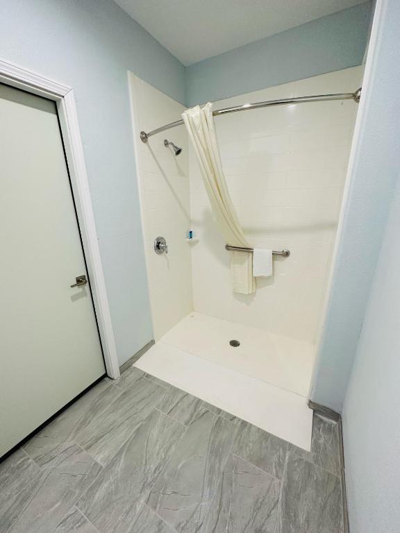 Crosby Travel Lodge and RV Park - King Room With Roll-In Shower - Disability Access