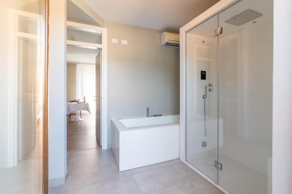 Koupelna v ubytování GG8 Hotel & Suite SPA
