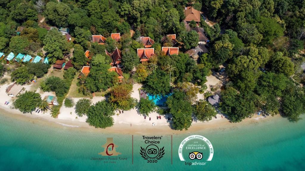 eine Luftansicht eines Resorts auf einer tropischen Insel in der Unterkunft Chivapuri Beach Resort in Ko Chang