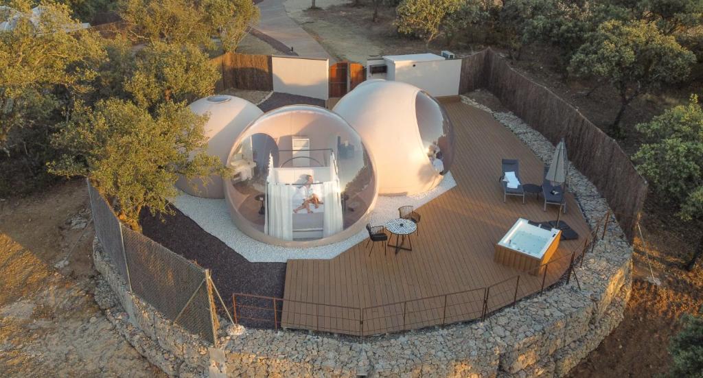 een uitzicht op een koepelhuis met een terras bij MILUNA, Open Nature Rooms in Hormigos