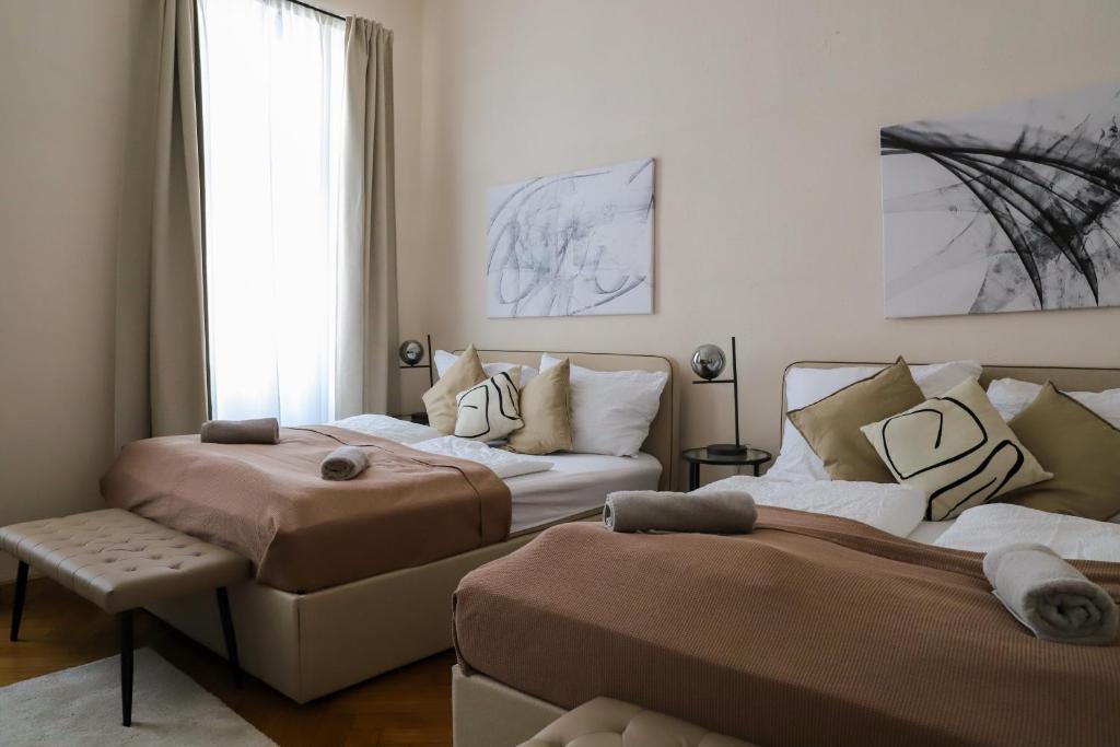 Tempat tidur dalam kamar di Spacious Apartment, 3 min to U6 metro