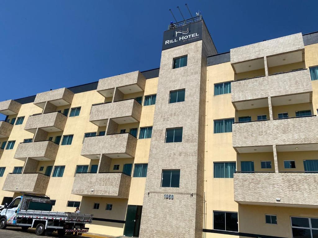 un edificio con un camión estacionado frente a él en RILL HOTEL BY UCHÔA, en Teresina