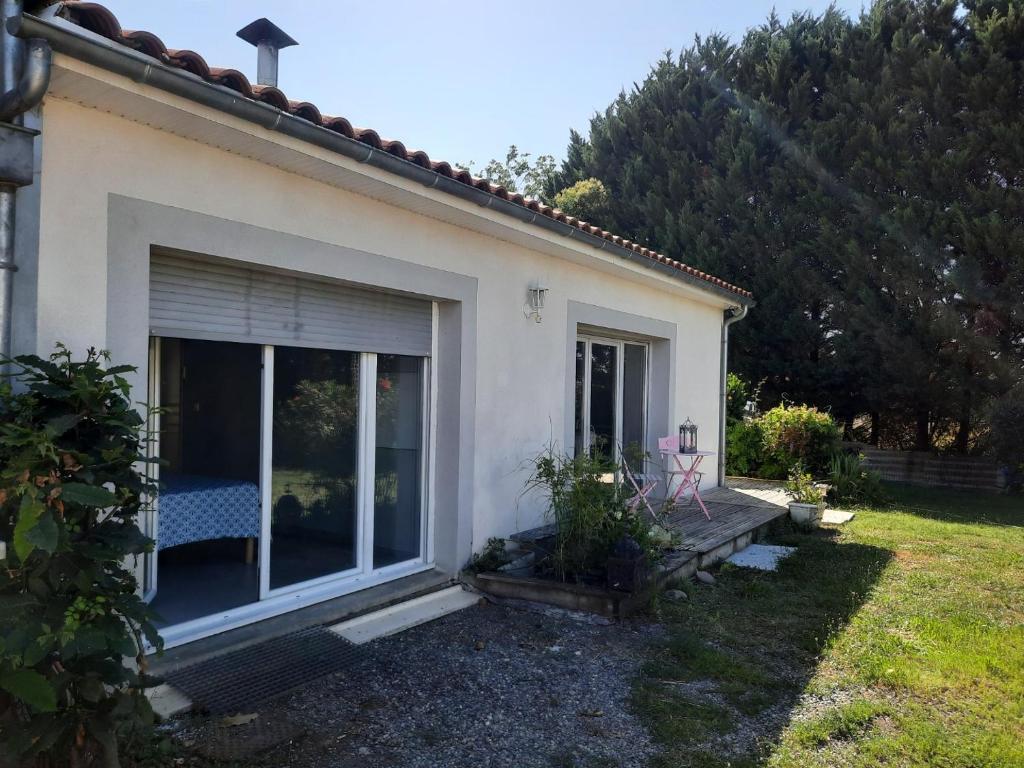 Casa blanca pequeña con puerta corredera de cristal en O BELLOC, en Lapeyrouse-Fossat