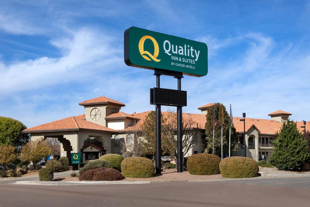 ein Schild vor einem Gebäude in der Unterkunft Quality Inn & Suites Gallup I-40 Exit 20 in Gallup