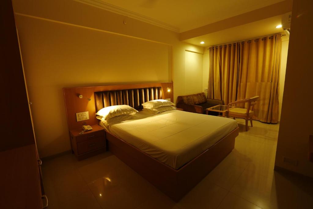 Postel nebo postele na pokoji v ubytování Hotel Ravikiran Alibaug