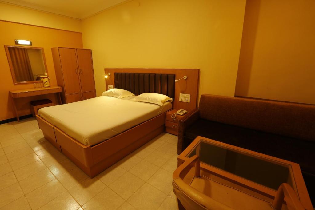 Postel nebo postele na pokoji v ubytování Hotel Ravikiran Alibaug