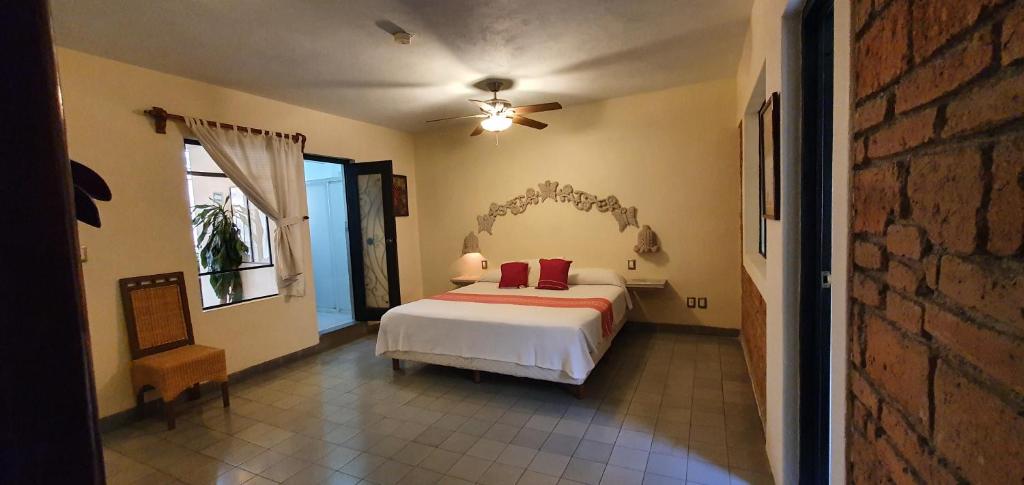 ROSA BARROCO - Family Room