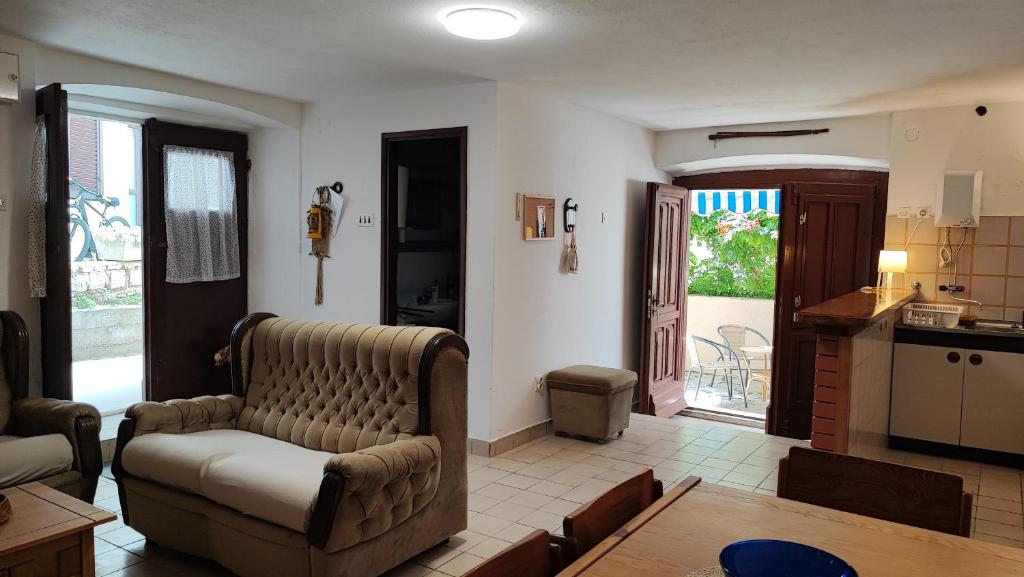 ein Wohnzimmer mit einem Sofa und einer Küche in der Unterkunft Diana in Zlarin