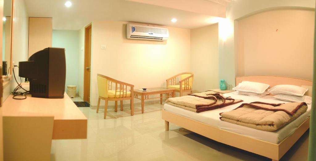 Postel nebo postele na pokoji v ubytování Hotel Ravikiran Alibaug