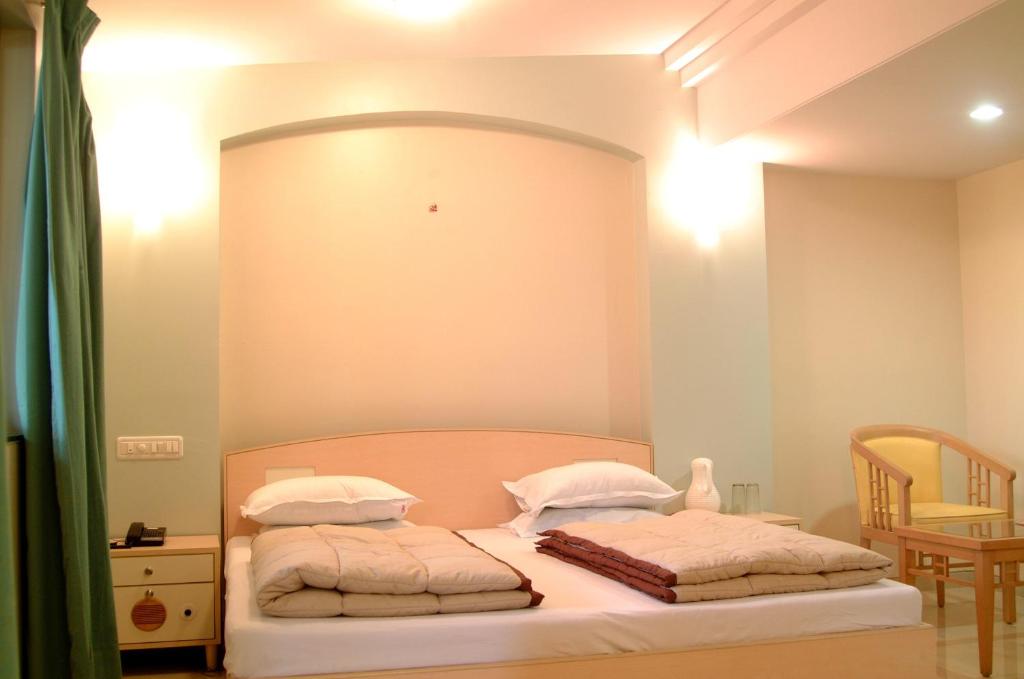 Postel nebo postele na pokoji v ubytování Hotel Ravikiran Alibaug