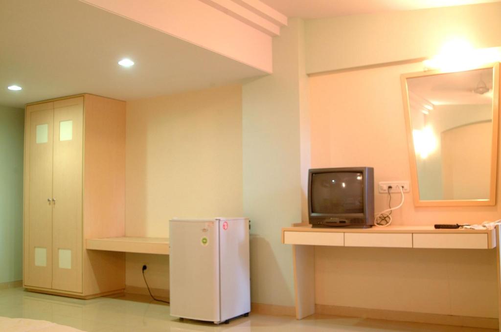 TV a/nebo společenská místnost v ubytování Hotel Ravikiran Alibaug