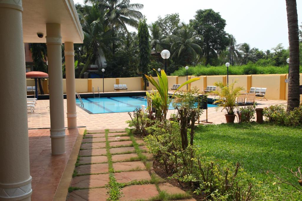Bazén v ubytování Hotel Ravikiran Alibaug nebo v jeho okolí