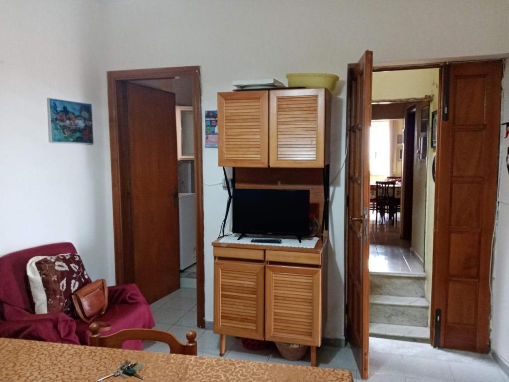 a room with a desk with a television in a room at Casa della Nonna in Pizzo