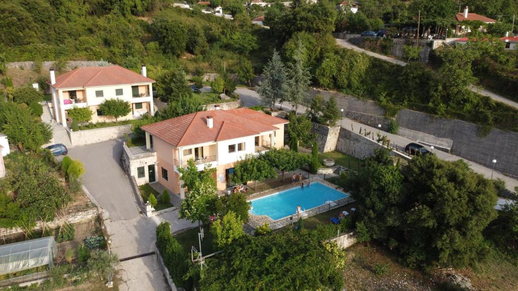 una vista aérea de una casa con piscina en Guesthouse Anthoula en Derviziana