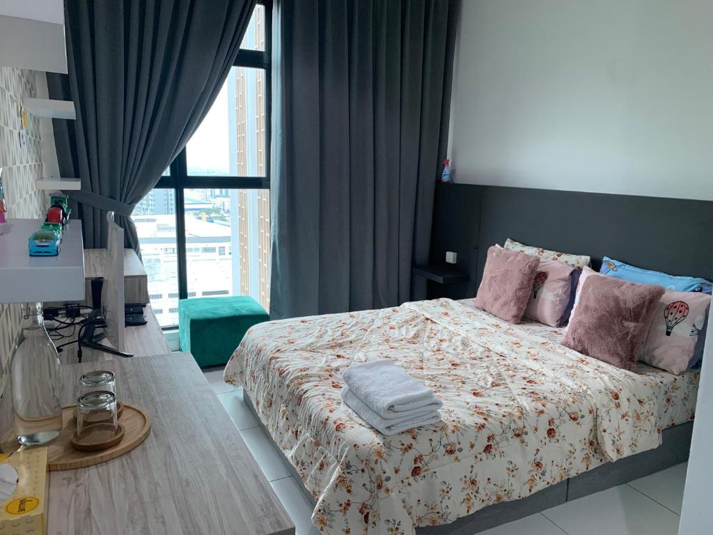 um quarto com uma cama e uma grande janela em Ariana Roomstay @ skyloft em Johor Bahru