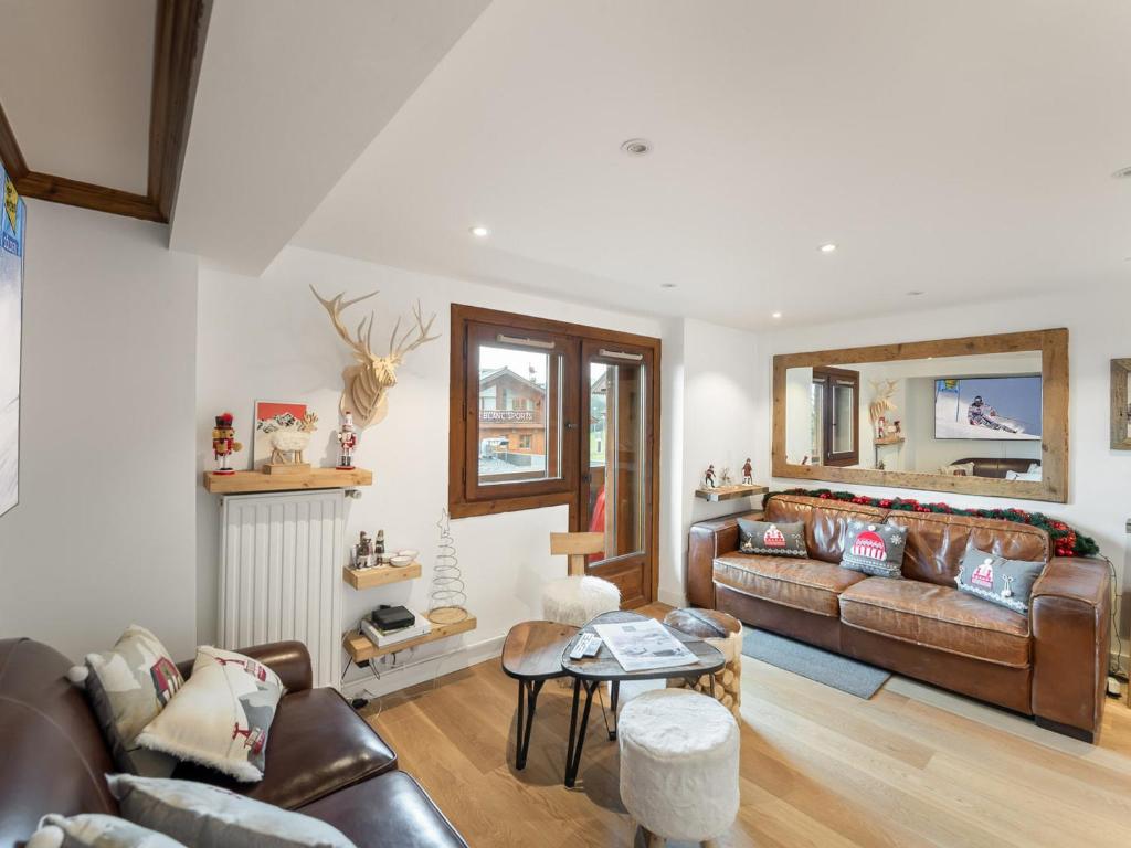 un salon avec un canapé et une table dans l'établissement Appartement rénové avec balcon - Centre de Courchevel 1850, proche remontées mécaniques - FR-1-564-87, à Courchevel