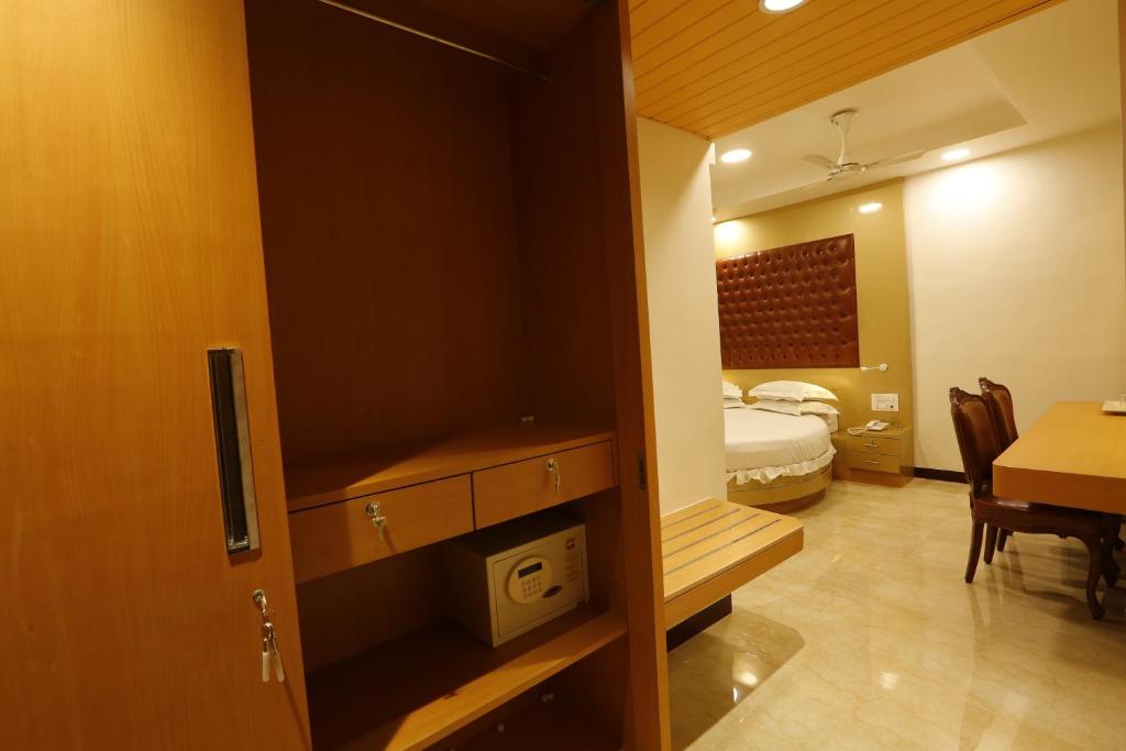 Postel nebo postele na pokoji v ubytování Hotel Ravikiran Alibaug