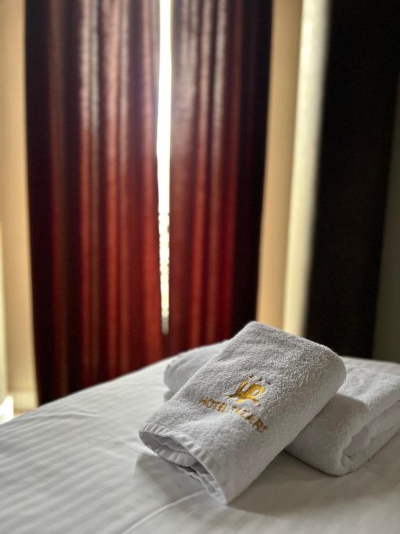 Uma cama ou camas num quarto em Hotel Pazari & Apartments