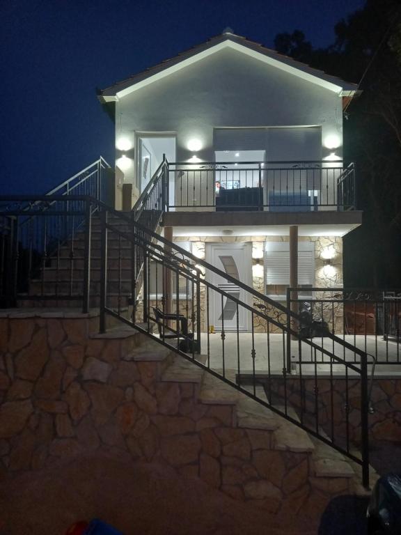 ein Haus mit einer Treppe, die nachts hinaufführt in der Unterkunft Kuca Imotski in Imotski