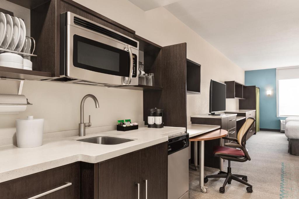 Kuchyň nebo kuchyňský kout v ubytování Home2 Suites by Hilton Lubbock