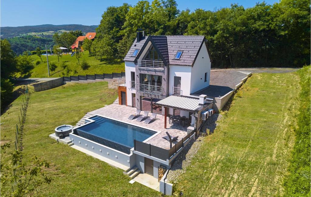 Loftmynd af Lovely Home In Bedenica With Jacuzzi