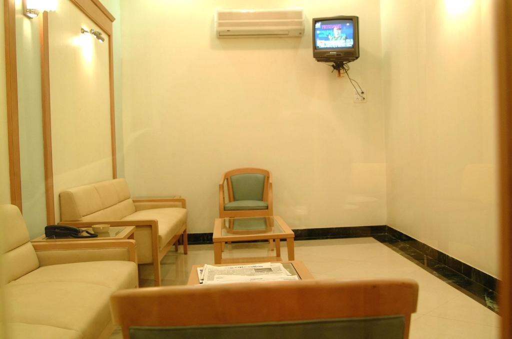 TV a/nebo společenská místnost v ubytování Hotel Ravikiran Alibaug