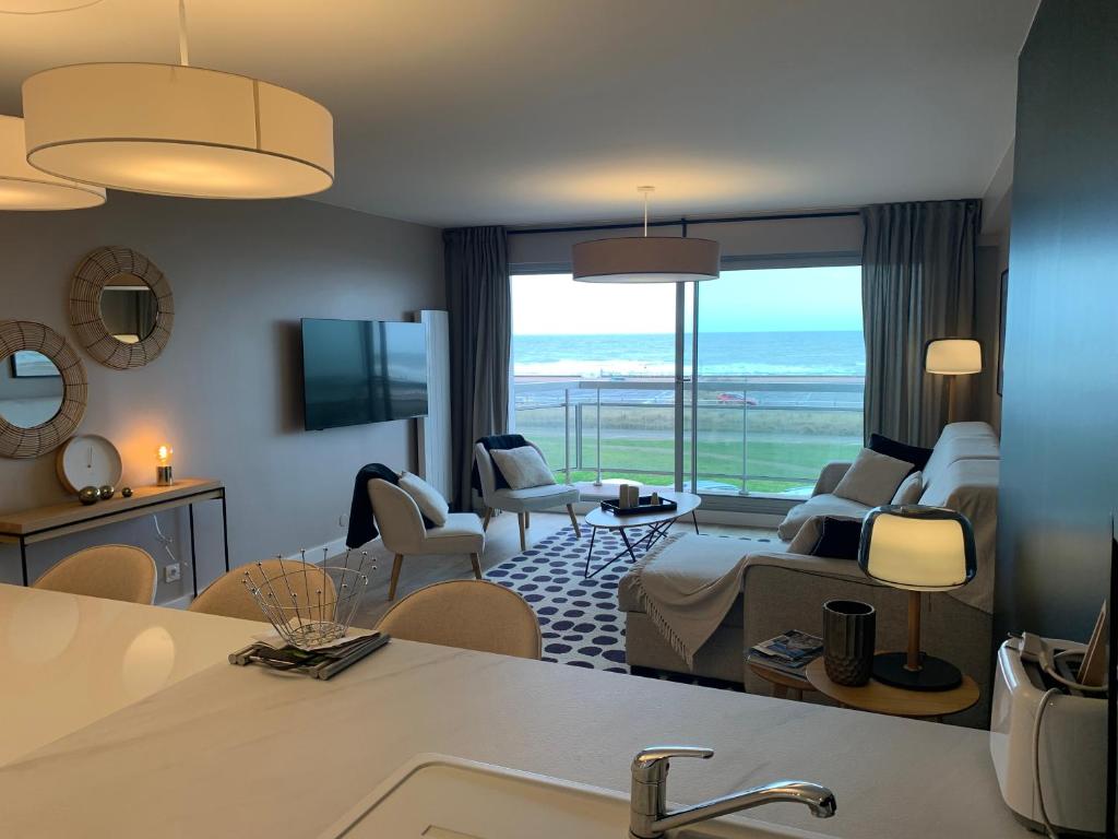 un salon avec vue sur l'océan dans l'établissement Superbe Appt Face Mer 6 pers, à Le Touquet-Paris-Plage