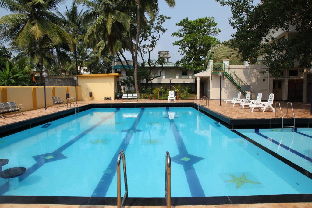 Bazén v ubytování Hotel Ravikiran Alibaug nebo v jeho okolí