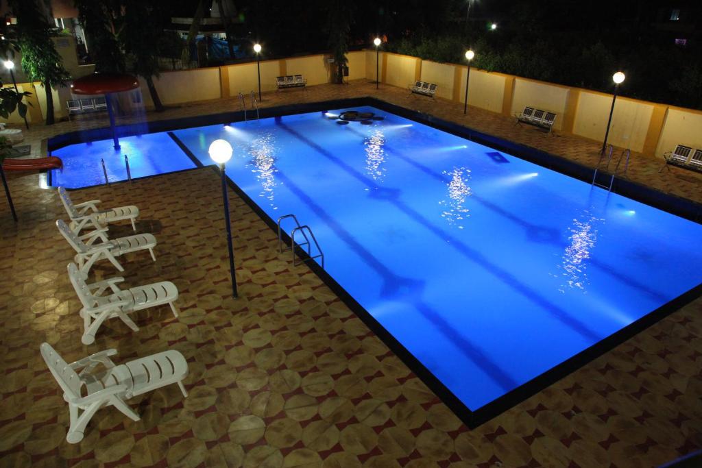 Bazén v ubytování Hotel Ravikiran Alibaug nebo v jeho okolí