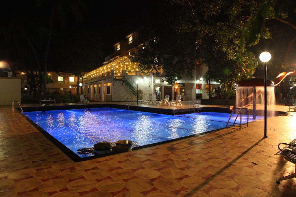 Bazén v ubytování Hotel Ravikiran Alibaug nebo v jeho okolí
