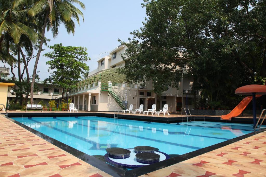 Bazén v ubytování Hotel Ravikiran Alibaug nebo v jeho okolí