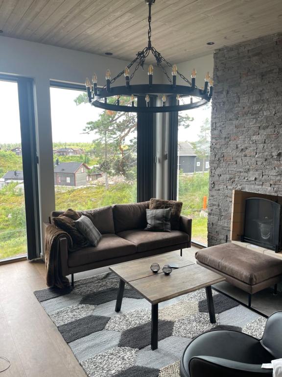 Гостиная зона в Brand new mountain cabin