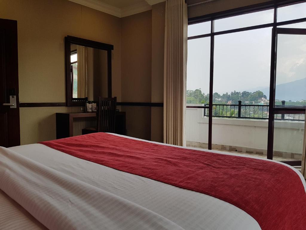 Postel nebo postele na pokoji v ubytování Galaxy City Hotel