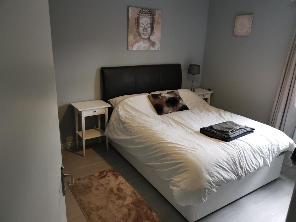 una camera da letto con un letto con un cuscino per cani di Lewis Square Town House a Belfast