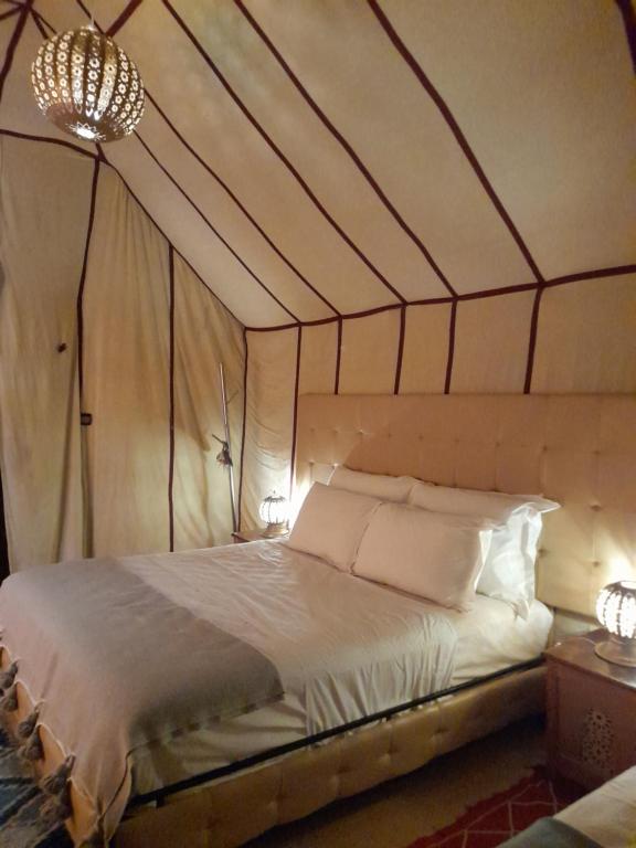 Postel nebo postele na pokoji v ubytování Tourza Desert Camp "Tents with Heating"