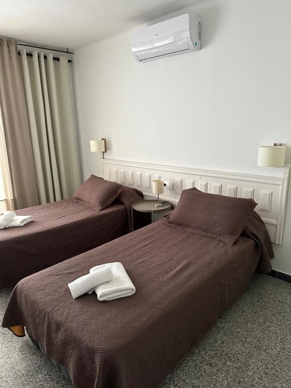 Postel nebo postele na pokoji v ubytování L'Illa Hotel