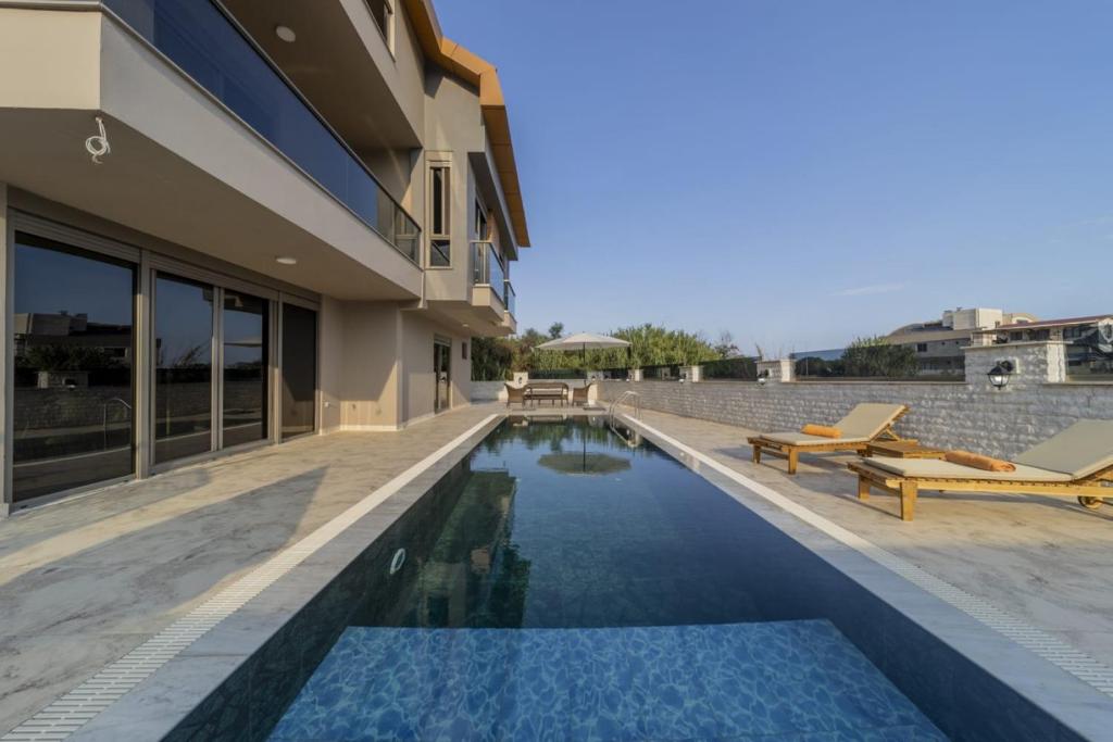 Bazén v ubytování Luxury Villa with Private Pool Close to Lara Beach nebo v jeho okolí