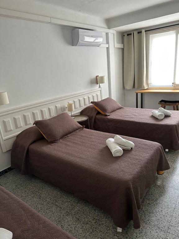 Postel nebo postele na pokoji v ubytování L'Illa Hotel