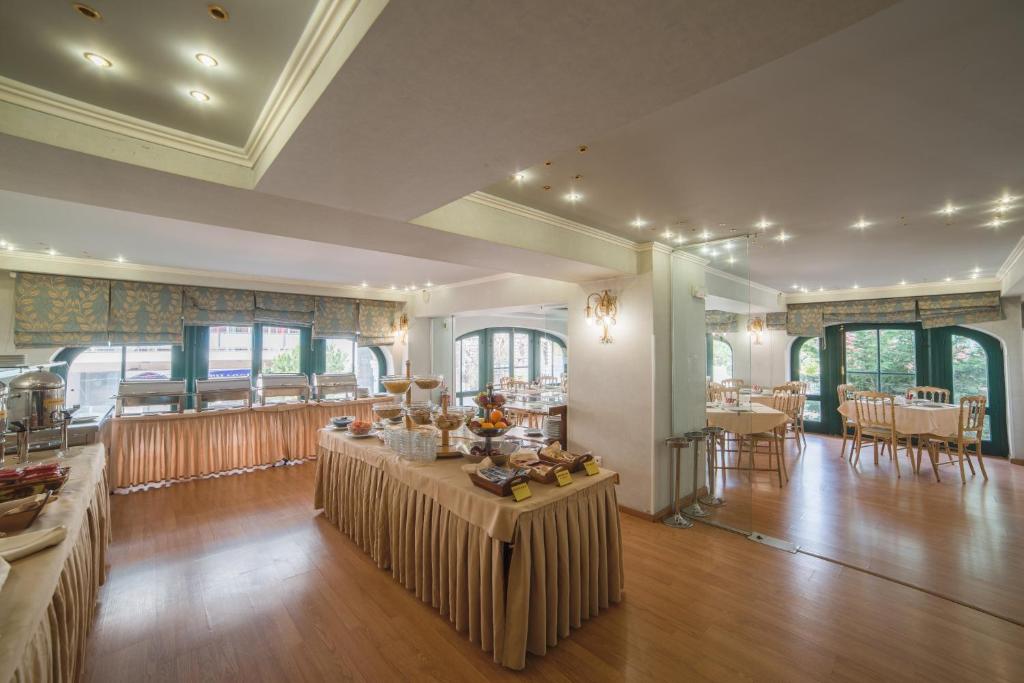 un ampio soggiorno con tavolo al centro di Delphi Art Hotel by Prima Hotels ad Atene