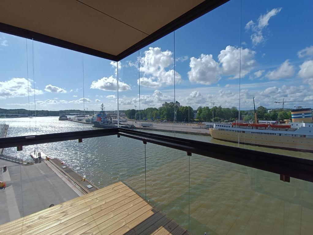 eine Reflexion eines Kreuzfahrtschiffs im Wasser in der Unterkunft Seaside Lux in Turku