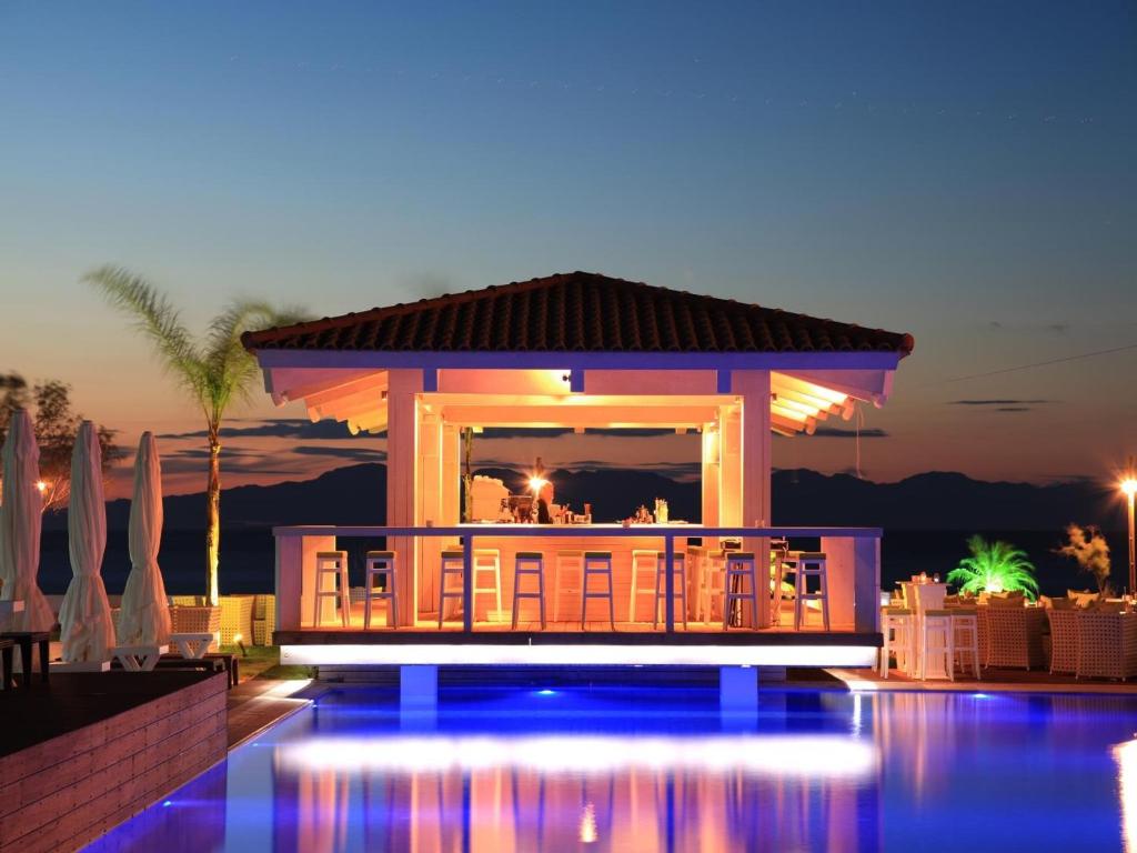Bazén v ubytování Villa Di Mare Seaside Suites nebo v jeho okolí