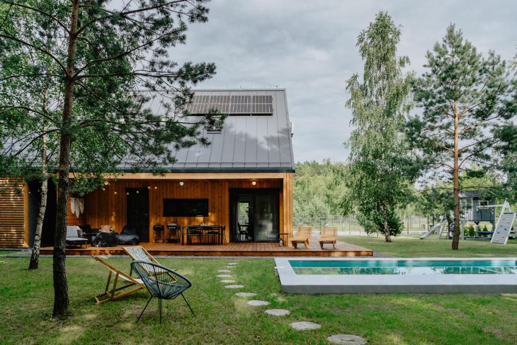 a house with a pool in the yard at Domek z basenem nad Bugiem in Błonie