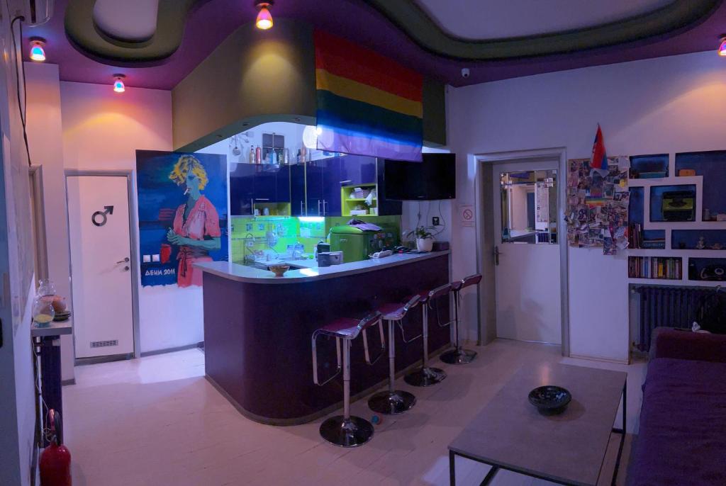 una habitación con un bar con una pared de arco iris en Pop Art, en Belgrado