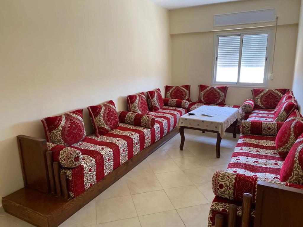 uma sala de estar com um sofá longo e uma mesa em Safi city apartment em Safi