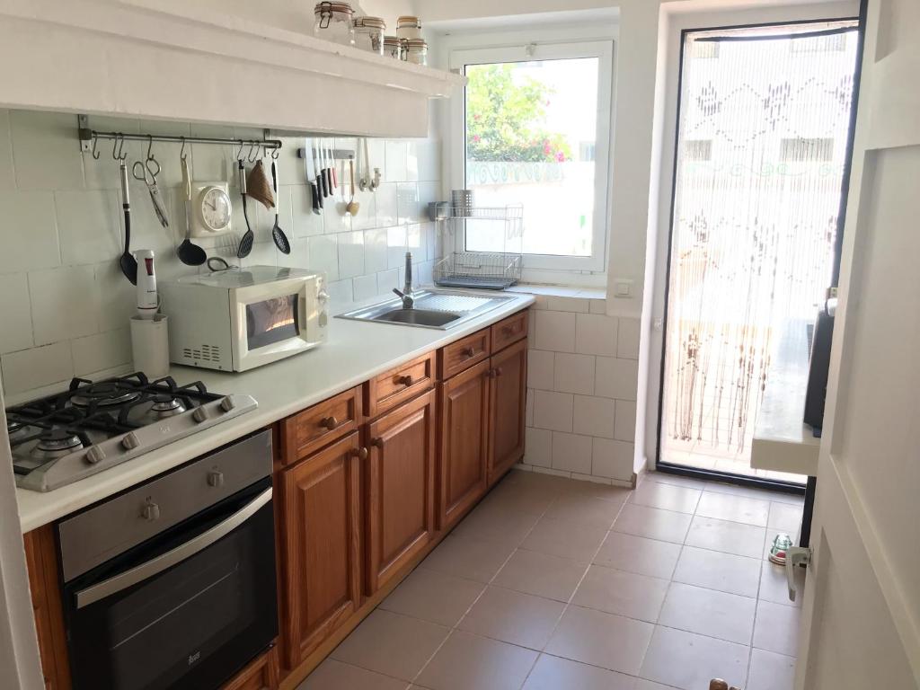 una cucina con piano cottura, lavello e forno a microonde di Casa en Palamós (Costa Brava). Unifamiliar, 3 BDRM, 6 Pers, Garage a Palamós