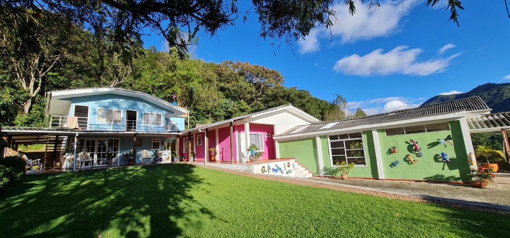 uma casa com um jardim de relva em frente em Hotel Padua em Chachagüí